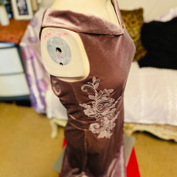 Stretch Velvet bodycon Dress Off the Shoulder Size Tall NWOT. Mauve. - Picture 4 of 8